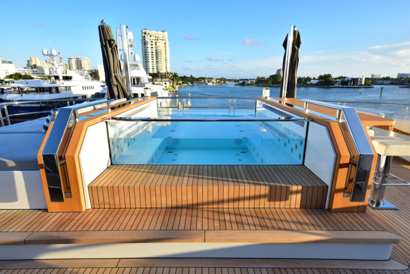 Curved glass for Yachts