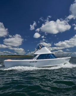 marine boat in water with curved glass from ProCurve Glass Design